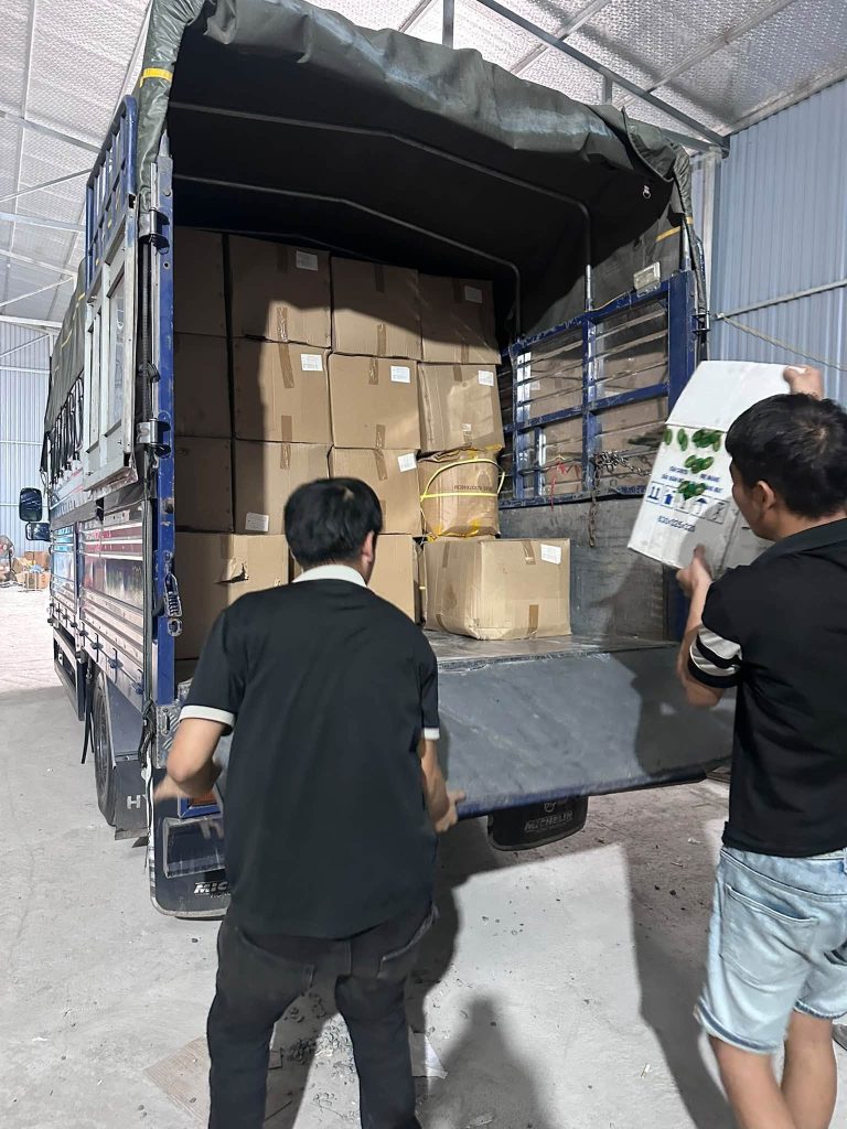 Liên Hà Thái giao 5.000 đôi găng tay Nitrile và khăn lau phòng sạch tại KCN Tiền Hải